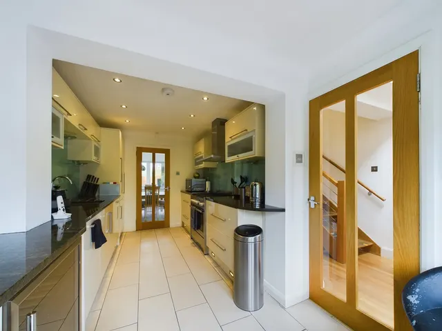 Springfield Grove, Sunbury-on-thames, TW16, photo 3