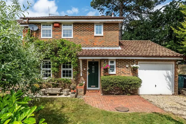 Wishford Court, Ashtead, KT21, photo 1