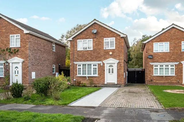 Hazel Avenue, Farnborough, Hampshire, GU14 0HB, photo 1