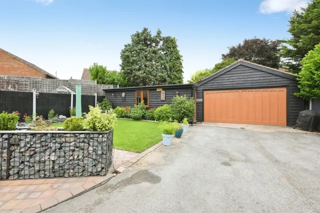 Photo 2 — Cillocks Close, Hoddesdon