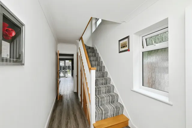 Photo 3 — Cillocks Close, Hoddesdon
