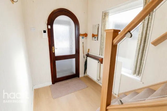 Strafford Avenue, Clayhall, IG5, photo 2