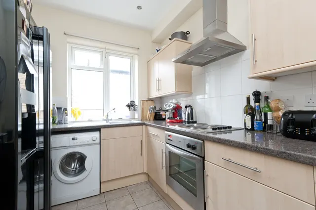 Photo 3 — 112b Darwin Road, London