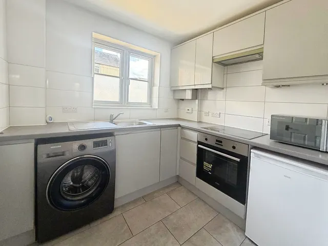Hummer Road, Egham, TW20, photo 3