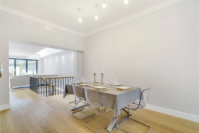 Sisters Avenue, London, SW11, photo 3