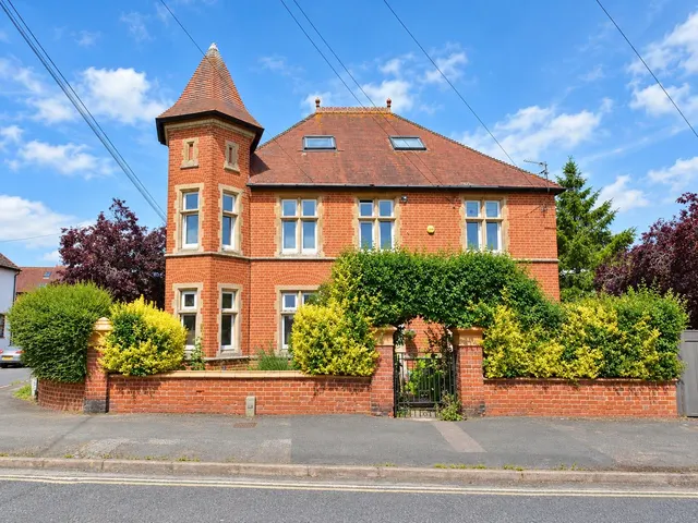 Essex Road, Thame, photo 1