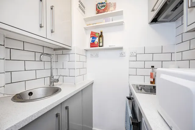 Photo 3 — 15 Florin Court, 6-9 Charterhouse Square, London
