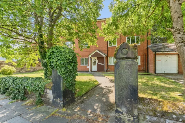 Village Road, PRENTON, photo 1