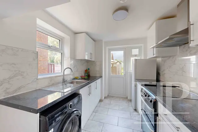 Tennyson Close, Crawley, RH10, photo 3