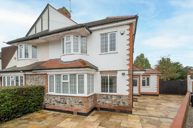 47 Oak Tree Drive, London, photo 1
