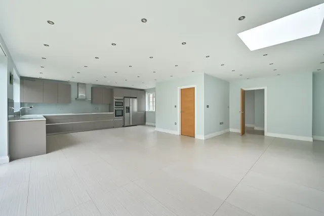 Photo 3 — 47 Oak Tree Drive, London