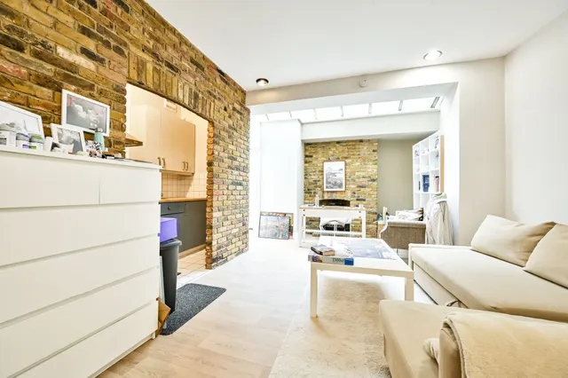 Photo 2 — Flat 7, 17 Redcliffe Square, London