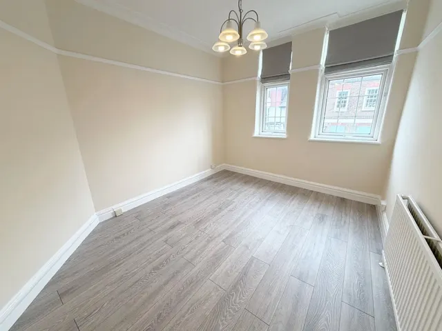 The Broadway, Mill Hill, NW7, photo 3