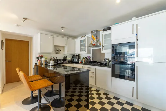 Wandsworth Road, London, SW8, photo 3