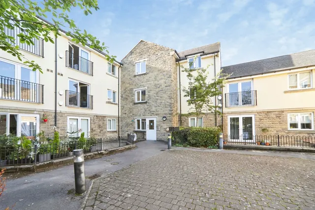 Station Square, Stanningley, Pudsey, photo 1