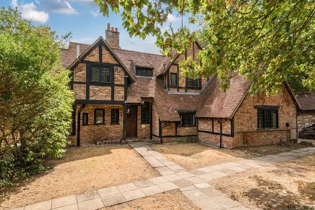 Esher Place Avenue, Esher KT10, photo 1