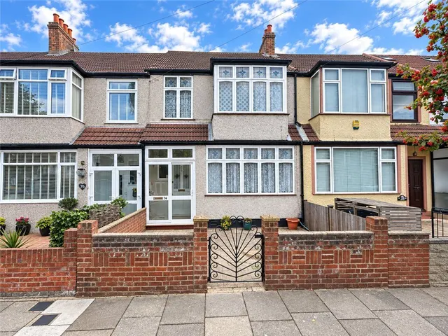 Avenue Road, London, SW16, photo 1