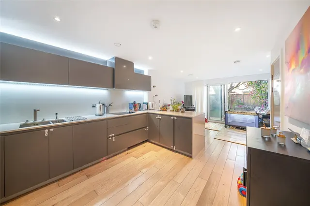 Sir Alexander Close, London, W3, photo 2