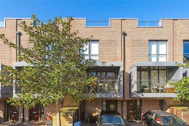 Sir Alexander Close, London, W3, photo 1