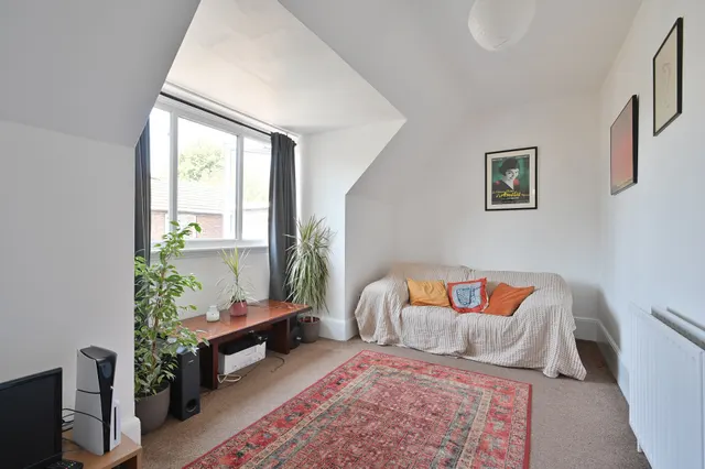 Photo 2 — Flat 4, 86 Peel Road, Harrow