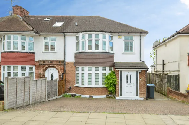 Charter Way, London, N14, photo 1