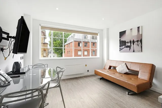 2 bedroom flat — Roland Gardens, South Kensington, London, SW7 3RU