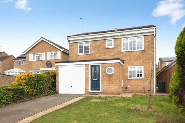Busby Close, Buckingham, MK18, photo 1