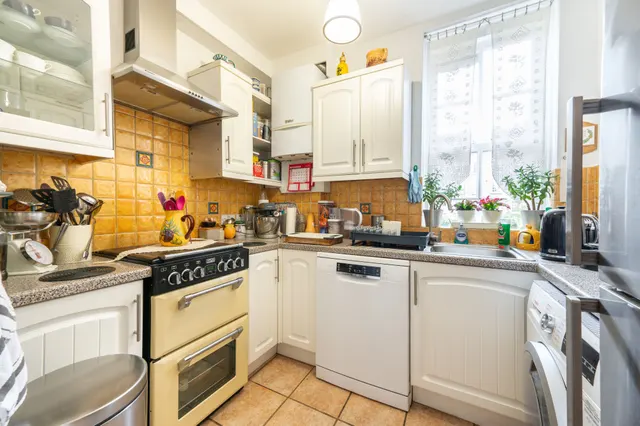Photo 3 — 14 Nottingwood House, Clarendon Road, London
