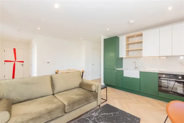 Henshaw Parade, Colindale, NW9, photo 2