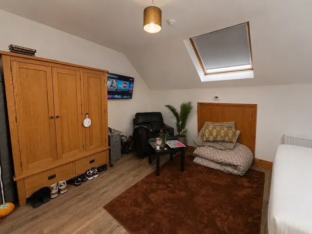 Photo 3 — Krypton close, Shenley Lodge