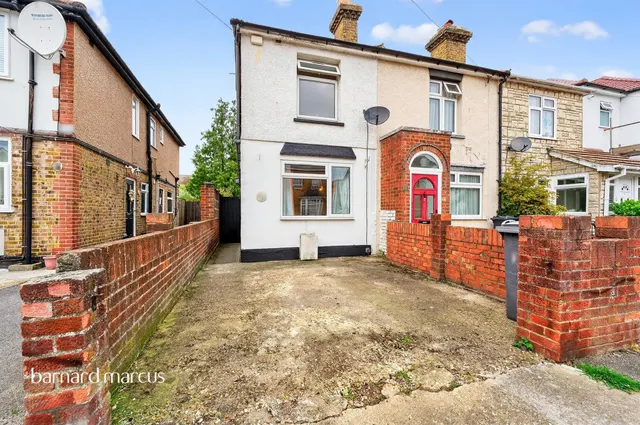 Fruen Road, Feltham, photo 1