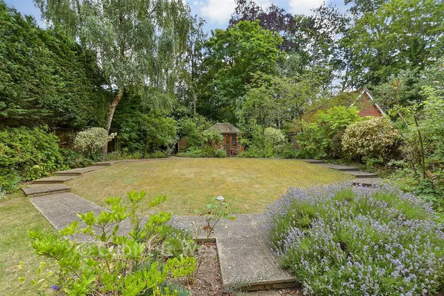 Reigate Road, Leatherhead, KT22, photo 2