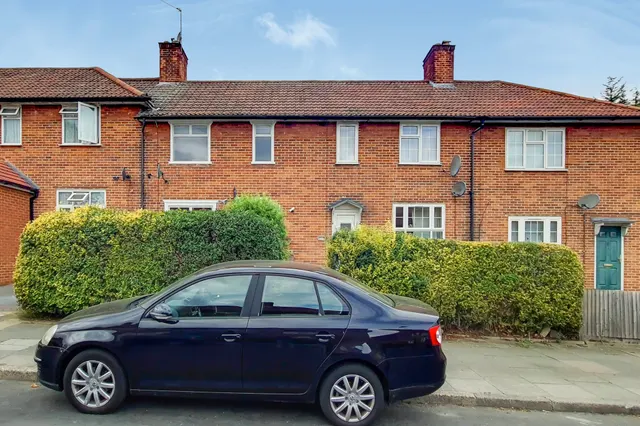 Westcott Crescent, London, W7 1PL, photo 1