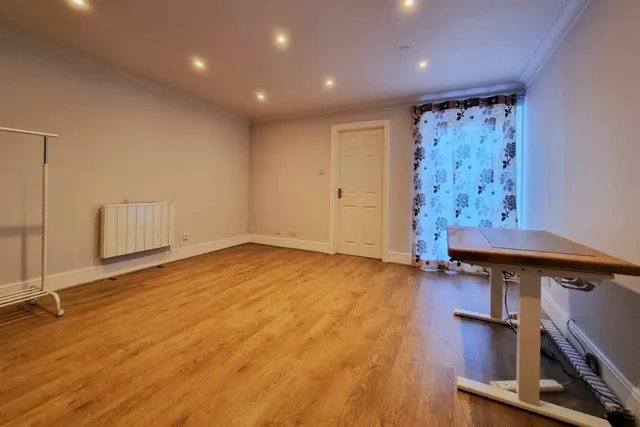 Farnham Road, Guildford, GU2, photo 1