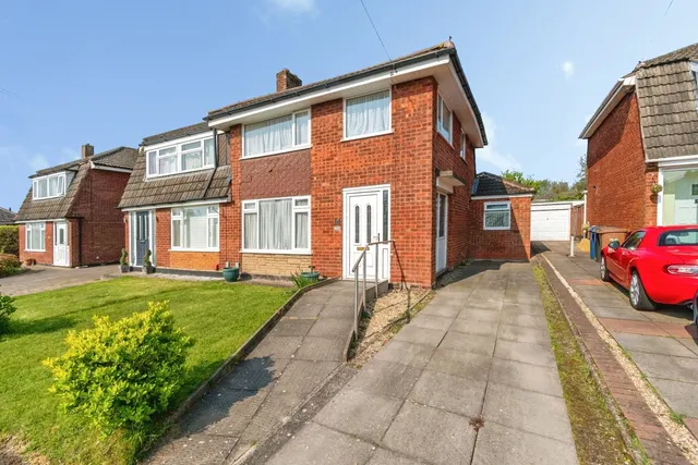 School Walk, Chase Terrace, Burntwood, WS7, photo 1