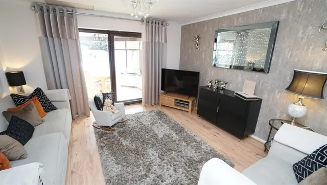 Weavers Croft, Thackley, photo 2