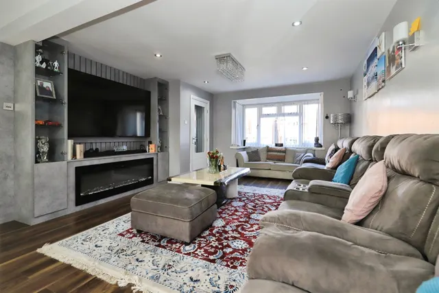 Kempsons Grove, Sedgemoor Park, WV14, photo 3
