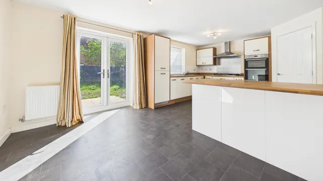 Huntingdon Place, Bourne, photo 2