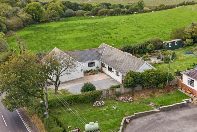 Ael Y Bryn, Wernffrwd, SA4, photo 1