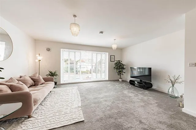 Photo 2 — Beach Avenue, Birchington, Kent, CT7 9JS