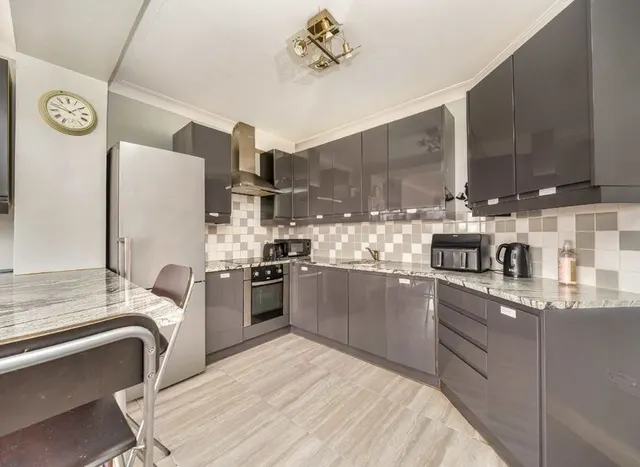 Photo 3 — Quadrant Close, Hendon, NW4