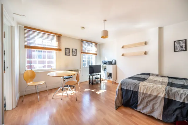 Photo 2 — Flat 2, 102 Cleveland Street, London