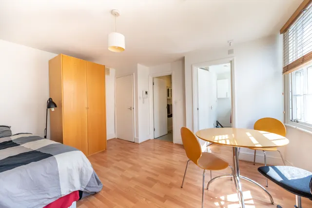 Photo 3 — Flat 2, 102 Cleveland Street, London