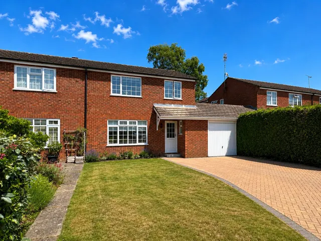 Paddock Court, Hartley Wintney, Hampshire, RG27 8LL, photo 1