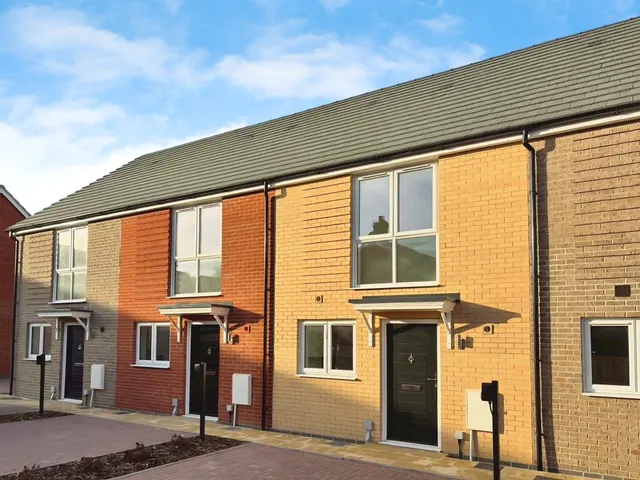 Photo 2 — Wisteria Way, Dovercourt Co12 4rr, Harwich