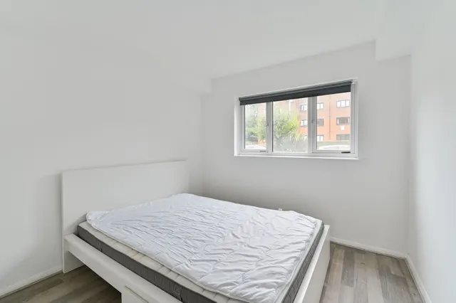 Photo 2 — 13 St Benedicts Close, London