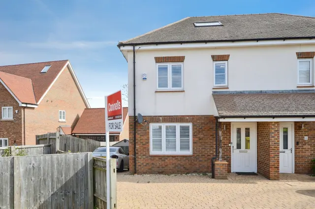 Wayside Avenue, Bushey, photo 1