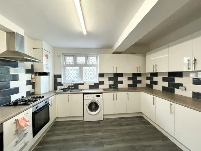 Romford Road, Chigwell, IG7, photo 1