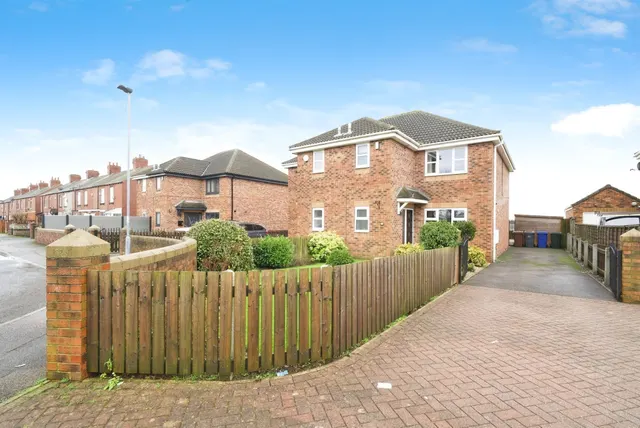 Cross Street, Great Houghton, Barnsley, photo 1