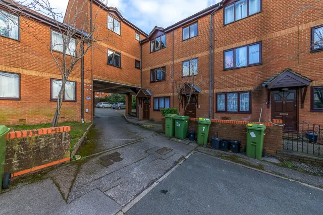 Bembridge Court, Aldershot, photo 1